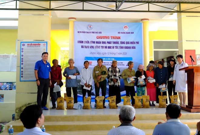 Lan tỏa yêu thương từ trái tim ngành y: Khám bệnh, tặng quà và trao học bổng tại xã Bác Ái Tây, Khánh Hòa- Ảnh 6.