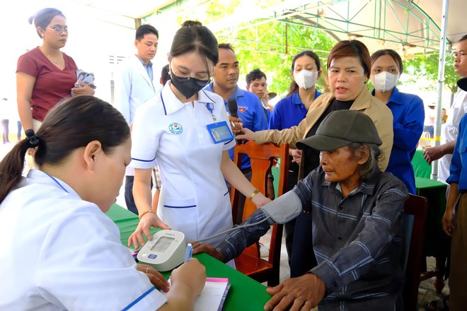 Lan tỏa yêu thương từ trái tim ngành y: Khám bệnh, tặng quà và trao học bổng tại xã Bác Ái Tây, Khánh Hòa- Ảnh 5.