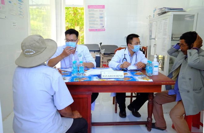 Lan tỏa yêu thương từ trái tim ngành y: Khám bệnh, tặng quà và trao học bổng tại xã Bác Ái Tây, Khánh Hòa- Ảnh 8.