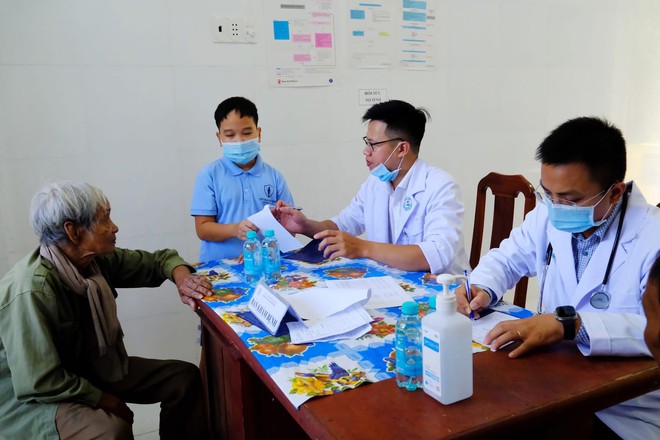 Lan tỏa yêu thương từ trái tim ngành y: Khám bệnh, tặng quà và trao học bổng tại xã Bác Ái Tây, Khánh Hòa- Ảnh 7.