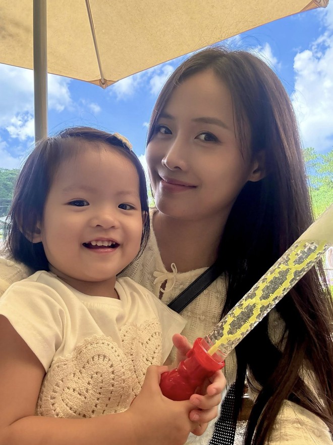Đẻ được 2 công chúa nhỏ, Á hậu 9X tâm sự nỗi lòng giống y các mẹ bỉm sữa khác- Ảnh 3. Đẻ được 2 công chúa nhỏ, Á hậu 9X tâm sự nỗi lòng giống y các mẹ bỉm sữa khác- Ảnh 3.