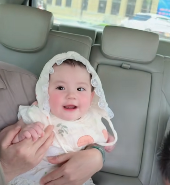 Con gái của Tiktoker Long Chun gây sốt vì quá xinh ngoan yêu, nhìn cứ như em bé lai!- Ảnh 1. Con gái của Tiktoker Long Chun gây sốt vì quá xinh ngoan yêu, nhìn cứ như em bé lai!- Ảnh 1.