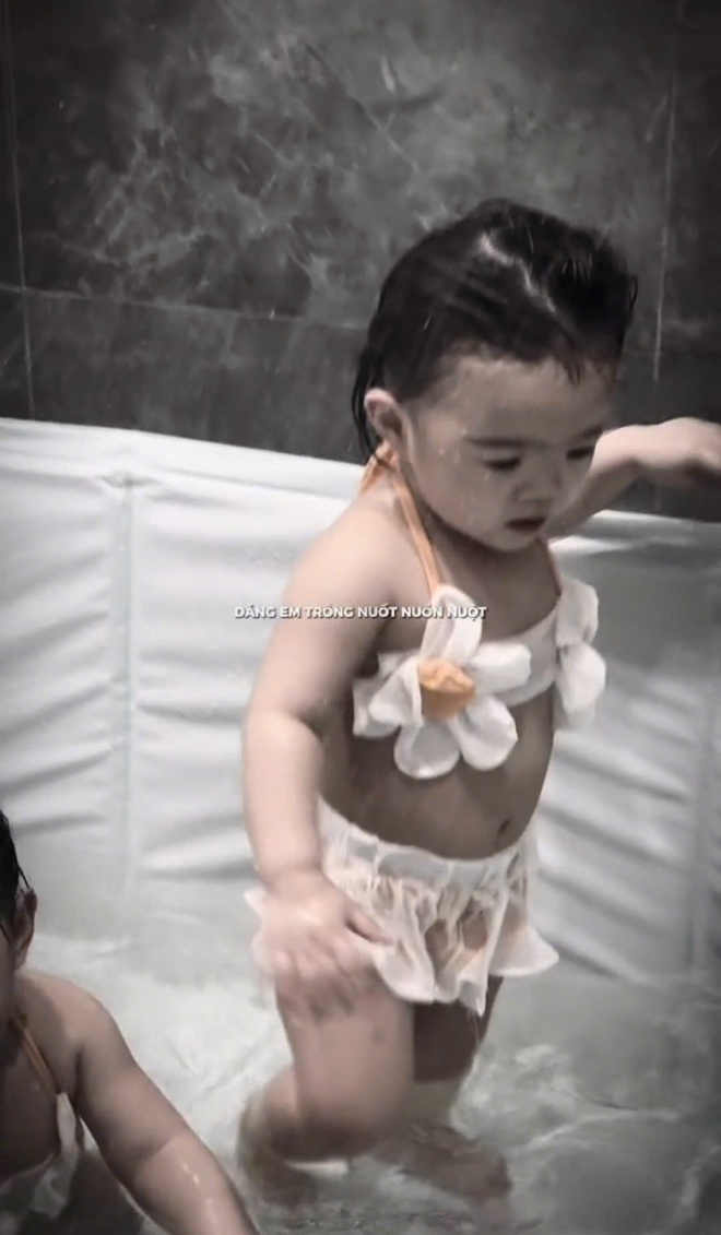 Cô của "3 bánh bèo" Dâu - Kem - Sữa khoe dáng cháu yêu trông "nuốt nuồn nuột" mà dân tình chỉ thấy nguyên cái bụng ông địa siêu cưng- Ảnh 1. Cô của "3 bánh bèo" Dâu - Kem - Sữa khoe dáng cháu yêu trông "nuốt nuồn nuột" mà dân tình chỉ thấy nguyên cái bụng ông địa siêu cưng- Ảnh 1.