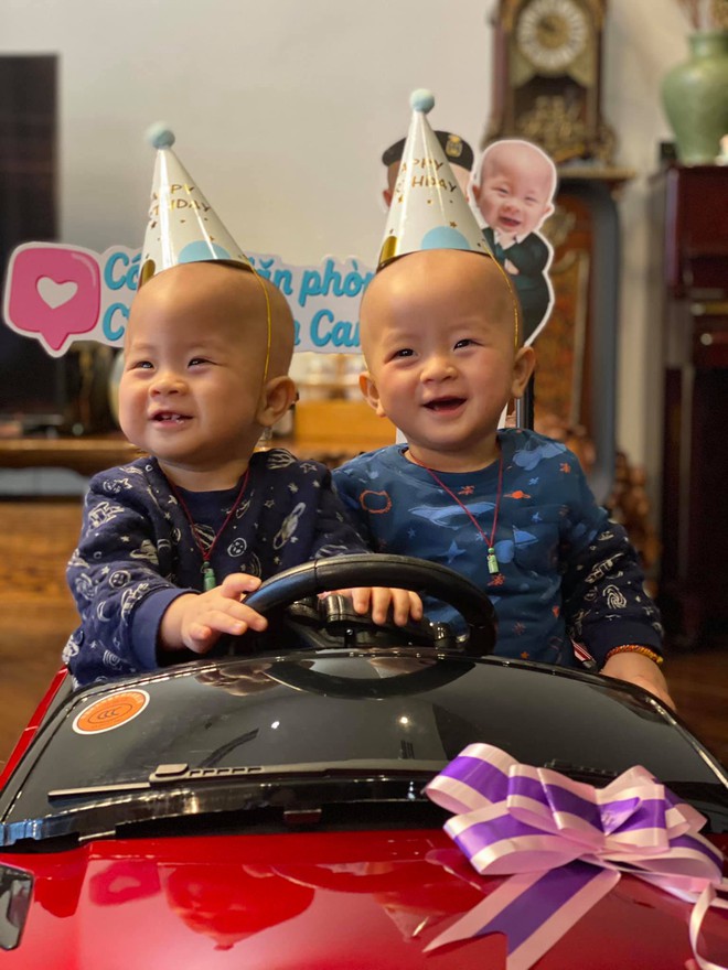 Mới ngày nào còn bé bỏng tròn xoe, cặp sinh đôi nhà hot mom U60 Văn Thùy Dương càng lớn càng ngộ nghĩnh- Ảnh 4. Mới ngày nào còn bé bỏng tròn xoe, cặp sinh đôi nhà hot mom U60 Văn Thùy Dương càng lớn càng ngộ nghĩnh- Ảnh 4.