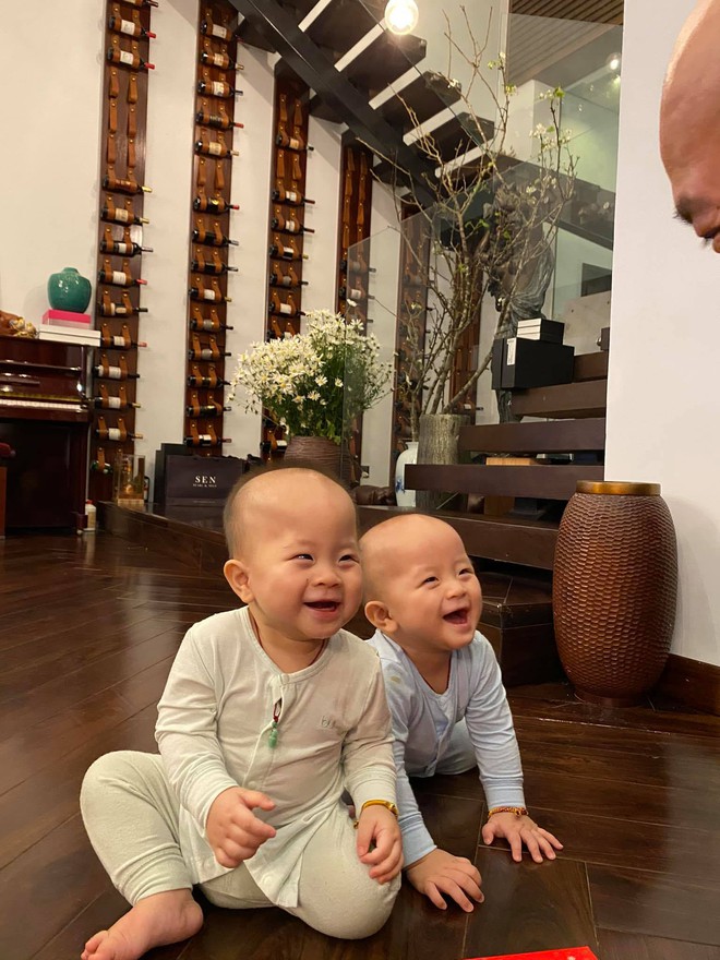 Mới ngày nào còn bé bỏng tròn xoe, cặp sinh đôi nhà hot mom U60 Văn Thùy Dương càng lớn càng ngộ nghĩnh- Ảnh 5. Mới ngày nào còn bé bỏng tròn xoe, cặp sinh đôi nhà hot mom U60 Văn Thùy Dương càng lớn càng ngộ nghĩnh- Ảnh 5.