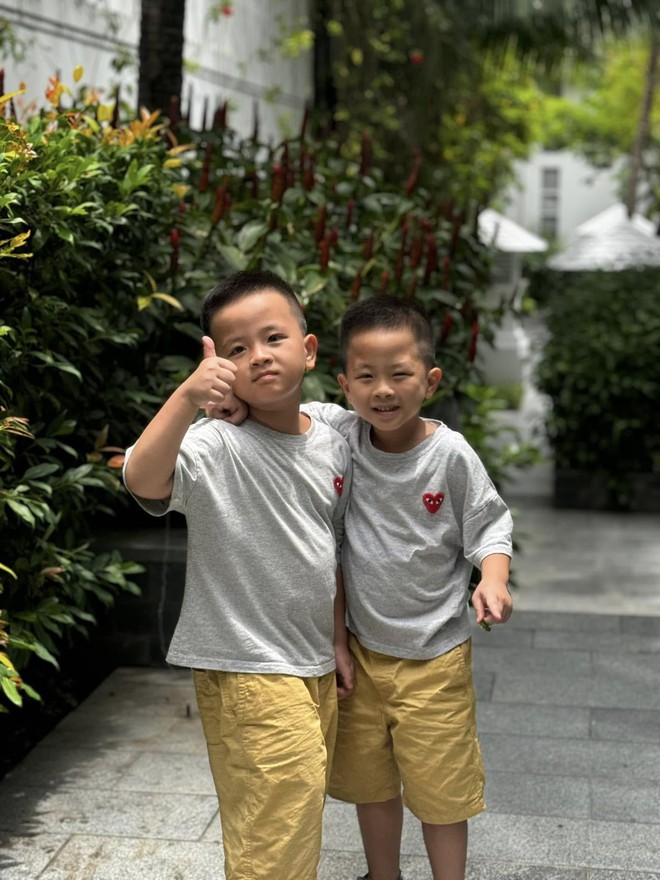Mới ngày nào còn bé bỏng tròn xoe, cặp sinh đôi nhà hot mom U60 Văn Thùy Dương càng lớn càng ngộ nghĩnh- Ảnh 9. Mới ngày nào còn bé bỏng tròn xoe, cặp sinh đôi nhà hot mom U60 Văn Thùy Dương càng lớn càng ngộ nghĩnh- Ảnh 9.