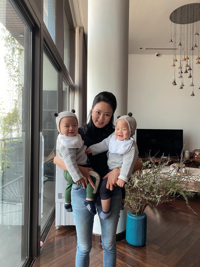 Mới ngày nào còn bé bỏng tròn xoe, cặp sinh đôi nhà hot mom U60 Văn Thùy Dương càng lớn càng ngộ nghĩnh- Ảnh 3. Mới ngày nào còn bé bỏng tròn xoe, cặp sinh đôi nhà hot mom U60 Văn Thùy Dương càng lớn càng ngộ nghĩnh- Ảnh 3.