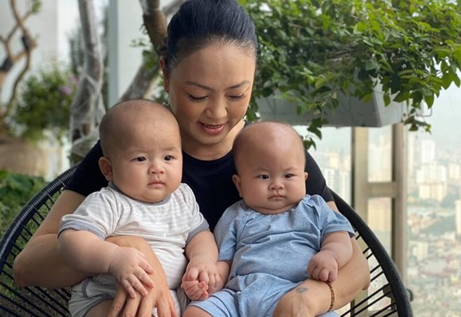 Mới ngày nào còn bé bỏng tròn xoe, cặp sinh đôi nhà hot mom U60 Văn Thùy Dương càng lớn càng ngộ nghĩnh- Ảnh 1. Mới ngày nào còn bé bỏng tròn xoe, cặp sinh đôi nhà hot mom U60 Văn Thùy Dương càng lớn càng ngộ nghĩnh- Ảnh 1.
