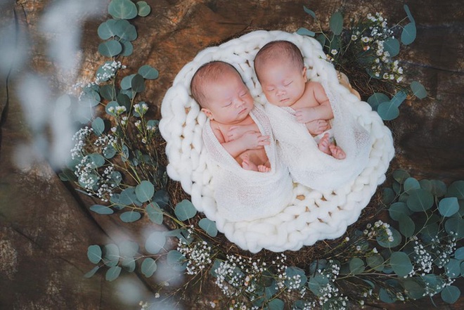 Mới ngày nào còn bé bỏng tròn xoe, cặp sinh đôi nhà hot mom U60 Văn Thùy Dương càng lớn càng ngộ nghĩnh- Ảnh 2. Mới ngày nào còn bé bỏng tròn xoe, cặp sinh đôi nhà hot mom U60 Văn Thùy Dương càng lớn càng ngộ nghĩnh- Ảnh 2.