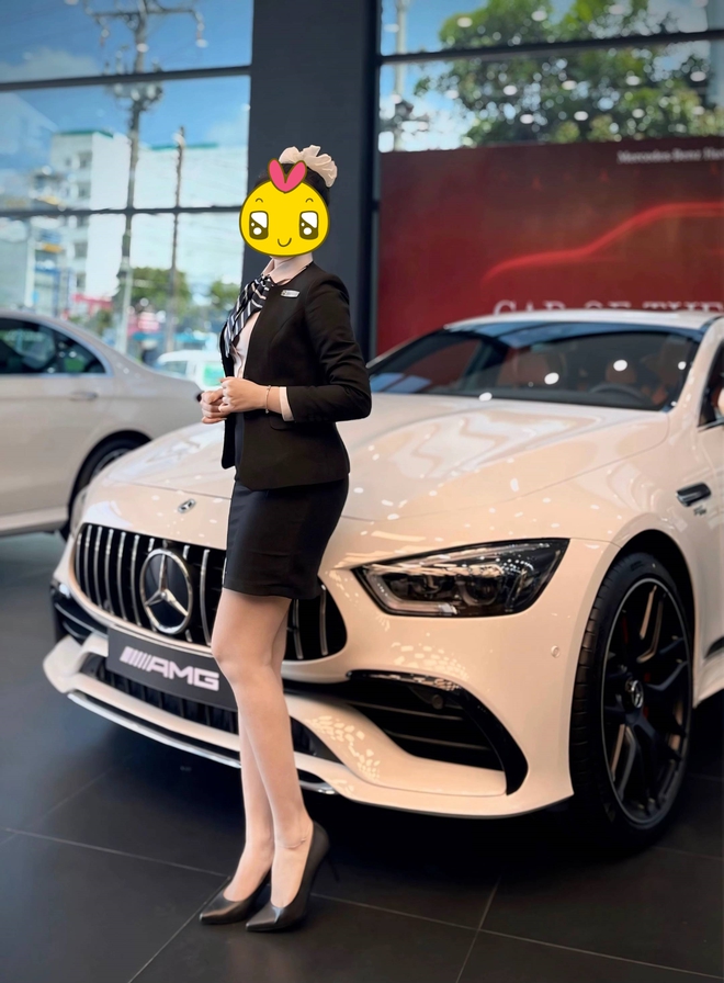 Sales nữ bán xe: Độ dài của chân váy thể hiện sự chuyên nghiệp và tôn trọng khách hàng?- Ảnh 7. Sales nữ bán xe: Độ dài của chân váy thể hiện sự chuyên nghiệp và tôn trọng khách hàng?- Ảnh 7.