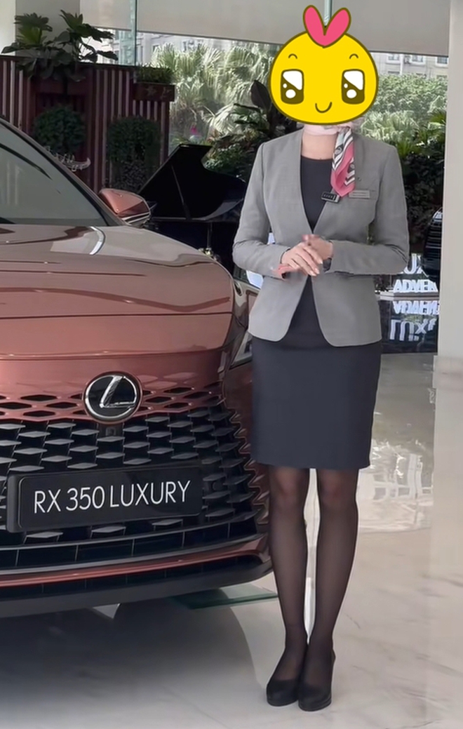 Sales nữ bán xe: Độ dài của chân váy thể hiện sự chuyên nghiệp và tôn trọng khách hàng?- Ảnh 4. Sales nữ bán xe: Độ dài của chân váy thể hiện sự chuyên nghiệp và tôn trọng khách hàng?- Ảnh 4.