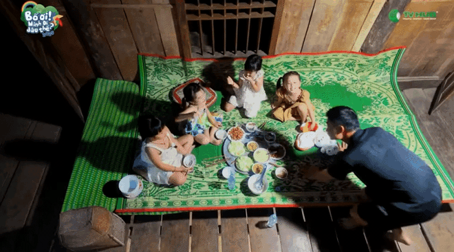 "Bố ơi, mình đi đâu thế?" tập 10: Tréo ngoe màn 'tráo bố đổi con', Duy Hưng phát hoảng khi phải một mình chăm 4 bé gái- Ảnh 13. "Bố ơi, mình đi đâu thế?" tập 10: Tréo ngoe màn 'tráo bố đổi con', Duy Hưng phát hoảng khi phải một mình chăm 4 bé gái- Ảnh 13.