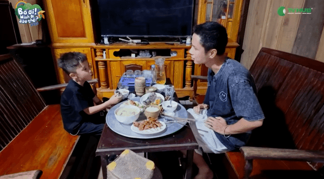 "Bố ơi, mình đi đâu thế?" tập 10: Tréo ngoe màn 'tráo bố đổi con', Duy Hưng phát hoảng khi phải một mình chăm 4 bé gái- Ảnh 12. "Bố ơi, mình đi đâu thế?" tập 10: Tréo ngoe màn 'tráo bố đổi con', Duy Hưng phát hoảng khi phải một mình chăm 4 bé gái- Ảnh 12.