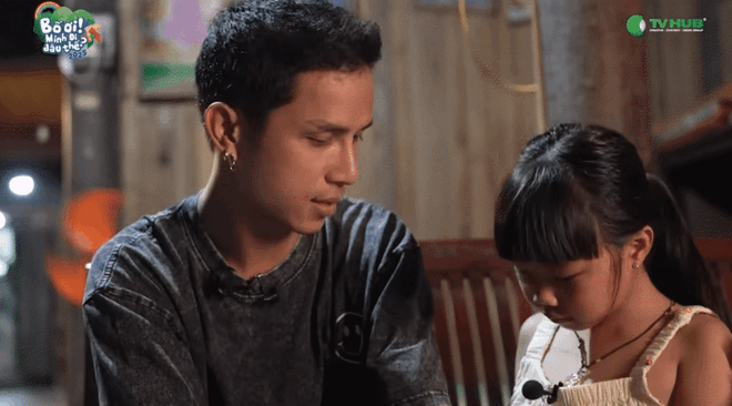 "Bố ơi, mình đi đâu thế?" tập 10: Tréo ngoe màn 'tráo bố đổi con', Duy Hưng phát hoảng khi phải một mình chăm 4 bé gái- Ảnh 9. "Bố ơi, mình đi đâu thế?" tập 10: Tréo ngoe màn 'tráo bố đổi con', Duy Hưng phát hoảng khi phải một mình chăm 4 bé gái- Ảnh 9.