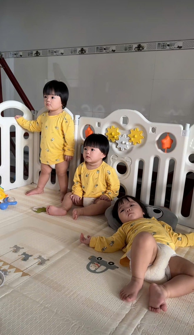 Góc gây "lú" cực mạnh: Khi 3 bánh bèo Dâu - Kem - Sữa ở cùng 1 chỗ, nhìn đến hoa cả mắt mà vẫn không biết bé nào với bé nào- Ảnh 4. Góc gây "lú" cực mạnh: Khi 3 bánh bèo Dâu - Kem - Sữa ở cùng 1 chỗ, nhìn đến hoa cả mắt mà vẫn không biết bé nào với bé nào- Ảnh 4.