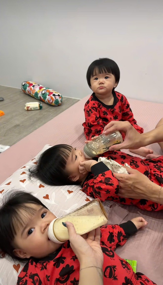 Góc gây "lú" cực mạnh: Khi 3 bánh bèo Dâu - Kem - Sữa ở cùng 1 chỗ, nhìn đến hoa cả mắt mà vẫn không biết bé nào với bé nào- Ảnh 5. Góc gây "lú" cực mạnh: Khi 3 bánh bèo Dâu - Kem - Sữa ở cùng 1 chỗ, nhìn đến hoa cả mắt mà vẫn không biết bé nào với bé nào- Ảnh 5.