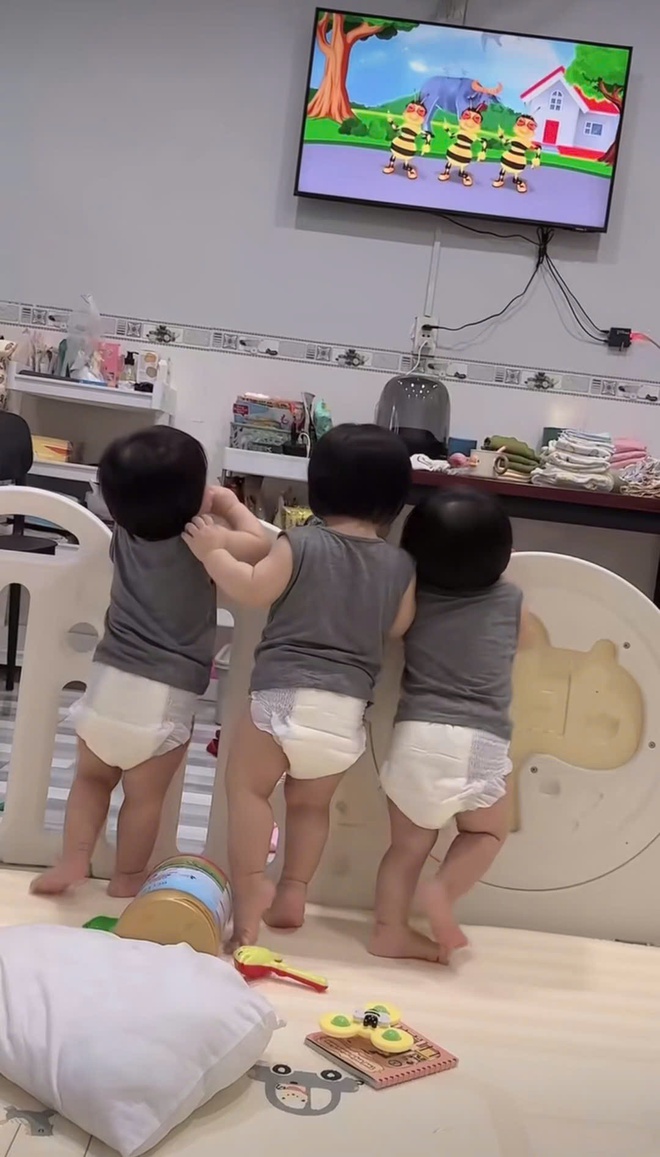 Góc gây "lú" cực mạnh: Khi 3 bánh bèo Dâu - Kem - Sữa ở cùng 1 chỗ, nhìn đến hoa cả mắt mà vẫn không biết bé nào với bé nào- Ảnh 7. Góc gây "lú" cực mạnh: Khi 3 bánh bèo Dâu - Kem - Sữa ở cùng 1 chỗ, nhìn đến hoa cả mắt mà vẫn không biết bé nào với bé nào- Ảnh 7.