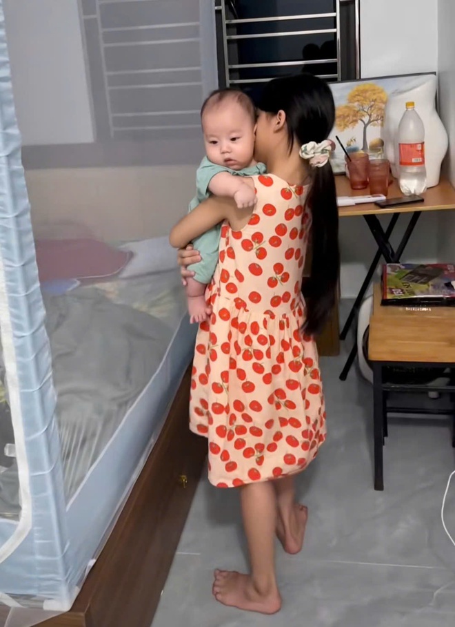 Khối nghỉ hè này lạ lắm: Nhìn cảnh vừa cưng vừa thương này sẽ hiểu vì sao các cụ nói "ruộng sâu trâu nái không bằng con gái đầu lòng"- Ảnh 3. Khối nghỉ hè này lạ lắm: Nhìn cảnh vừa cưng vừa thương này sẽ hiểu vì sao các cụ nói "ruộng sâu trâu nái không bằng con gái đầu lòng"- Ảnh 3.