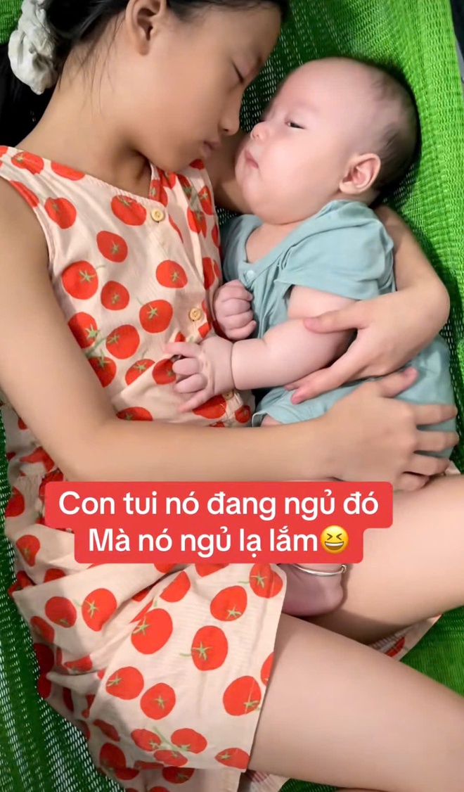 Khối nghỉ hè này lạ lắm: Nhìn cảnh vừa cưng vừa thương này sẽ hiểu vì sao các cụ nói "ruộng sâu trâu nái không bằng con gái đầu lòng"- Ảnh 5. Khối nghỉ hè này lạ lắm: Nhìn cảnh vừa cưng vừa thương này sẽ hiểu vì sao các cụ nói "ruộng sâu trâu nái không bằng con gái đầu lòng"- Ảnh 5.