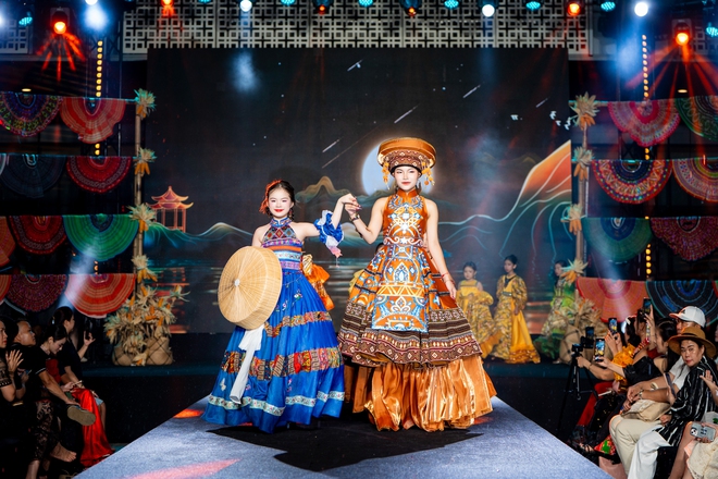Hơn 100 mẫu nhí "gây bão" tại Bảo tàng Hà Nội với show diễn đậm chất Tây Bắc- Ảnh 3.