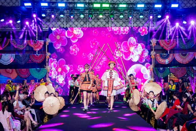 Hơn 100 mẫu nhí "gây bão" tại Bảo tàng Hà Nội với show diễn đậm chất Tây Bắc- Ảnh 4.