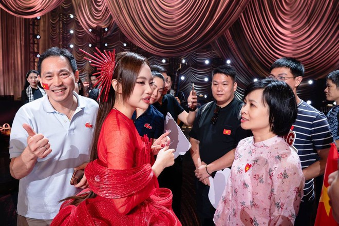 2 tháng Phương Mỹ Chi gây sốt tại show Trung Quốc: Liên tục nghi bị chèn ép và cái kết gây bức xúc!- Ảnh 10. 2 tháng Phương Mỹ lich tuong thuat truc tiep bong da hom nay gây sốt tại show Trung Quốc: Liên tục nghi bị chèn ép và cái kết gây bức xúc!- Ảnh 10.