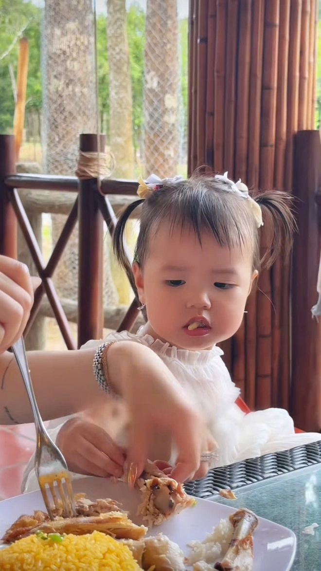 Đưa 2 c&ocirc; c&ocirc;ng ch&uacute;a đi chơi Ph&uacute; Quốc h&agrave;n gắn t&igrave;nh cảm, hot mom Lucie Nguyễn kh&oacute;c r&ograve;ng v&igrave; rời xa v&ograve;ng tay chồng trẻ l&agrave; b&atilde;o tố- Ảnh 10.