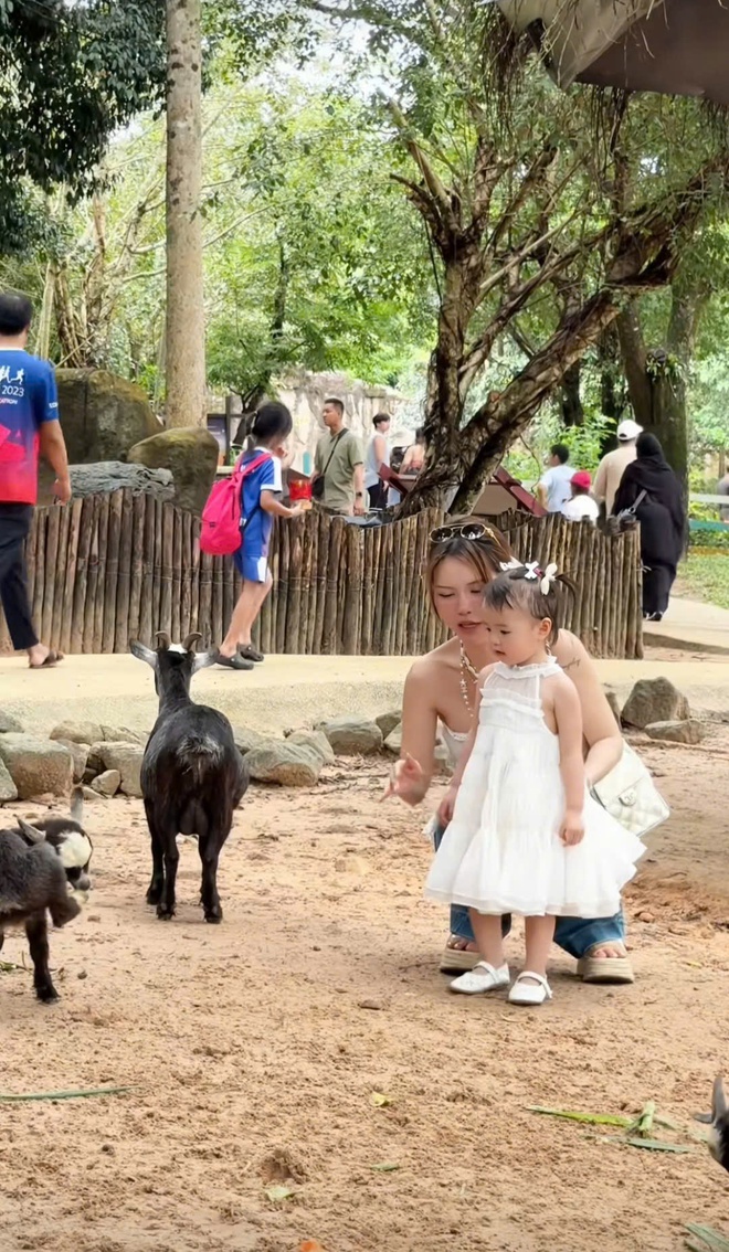 Đưa 2 c&ocirc; c&ocirc;ng ch&uacute;a đi chơi Ph&uacute; Quốc h&agrave;n gắn t&igrave;nh cảm, hot mom Lucie Nguyễn kh&oacute;c r&ograve;ng v&igrave; rời xa v&ograve;ng tay chồng trẻ l&agrave; b&atilde;o tố- Ảnh 8.