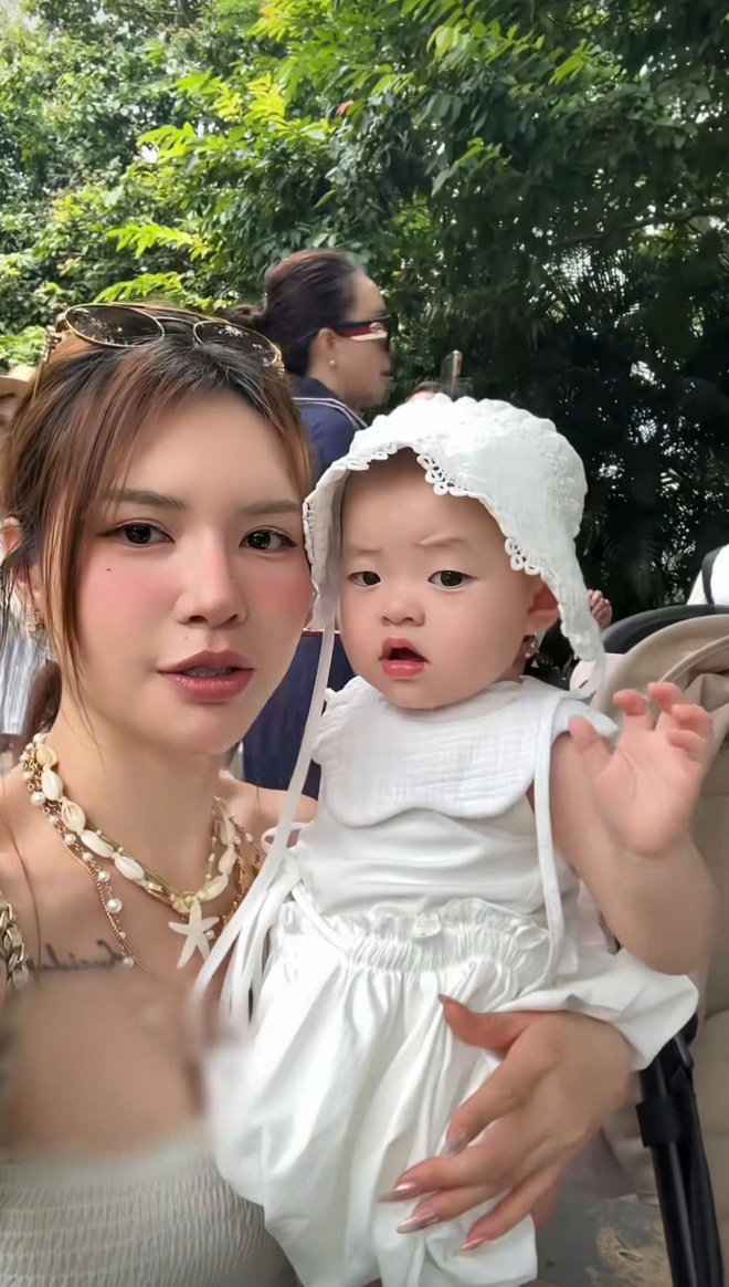 Đưa 2 c&ocirc; c&ocirc;ng ch&uacute;a đi chơi Ph&uacute; Quốc h&agrave;n gắn t&igrave;nh cảm, hot mom Lucie Nguyễn kh&oacute;c r&ograve;ng v&igrave; rời xa v&ograve;ng tay chồng trẻ l&agrave; b&atilde;o tố- Ảnh 9.