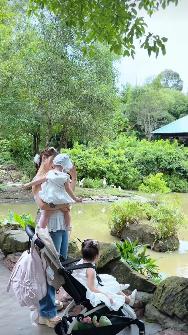 Đưa 2 c&ocirc; c&ocirc;ng ch&uacute;a đi chơi Ph&uacute; Quốc h&agrave;n gắn t&igrave;nh cảm, hot mom Lucie Nguyễn kh&oacute;c r&ograve;ng v&igrave; rời xa v&ograve;ng tay chồng trẻ l&agrave; b&atilde;o tố- Ảnh 5.