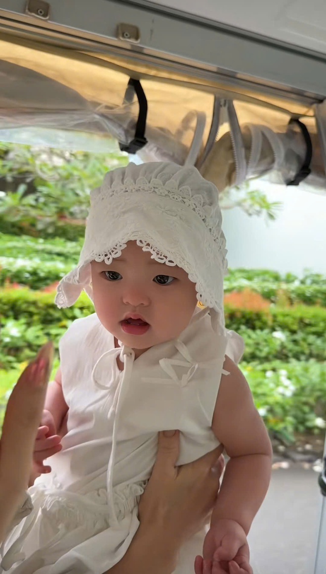 Đưa 2 c&ocirc; c&ocirc;ng ch&uacute;a đi chơi Ph&uacute; Quốc h&agrave;n gắn t&igrave;nh cảm, hot mom Lucie Nguyễn kh&oacute;c r&ograve;ng v&igrave; rời xa v&ograve;ng tay chồng trẻ l&agrave; b&atilde;o tố- Ảnh 2.