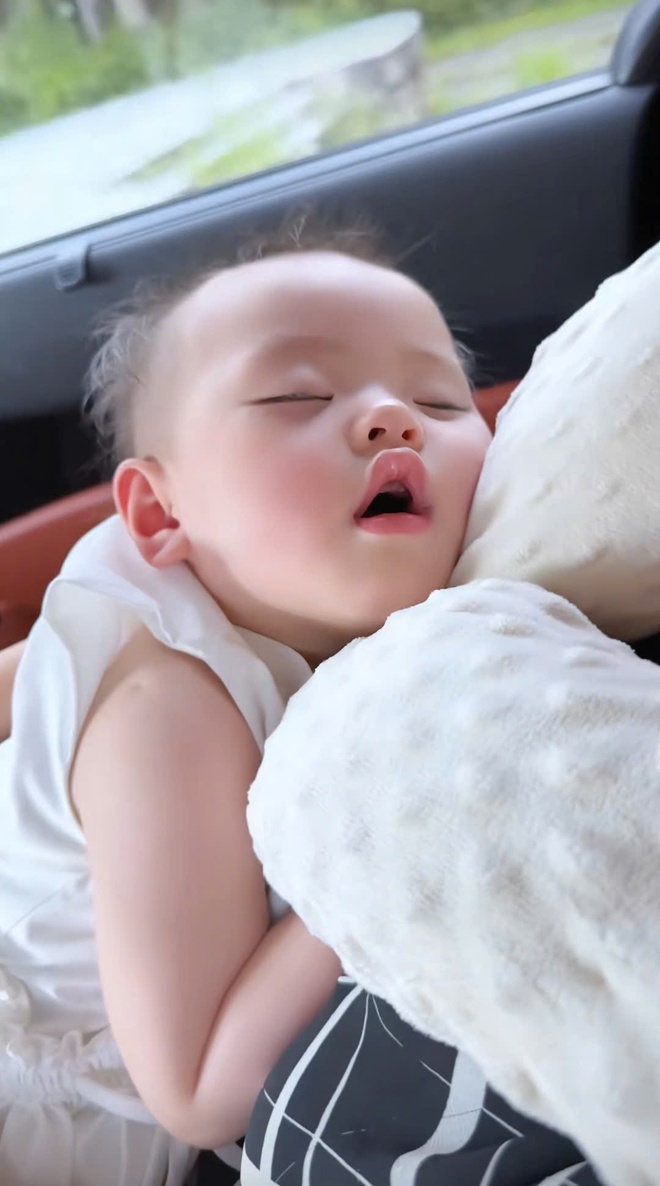 Đưa 2 c&ocirc; c&ocirc;ng ch&uacute;a đi chơi Ph&uacute; Quốc h&agrave;n gắn t&igrave;nh cảm, hot mom Lucie Nguyễn kh&oacute;c r&ograve;ng v&igrave; rời xa v&ograve;ng tay chồng trẻ l&agrave; b&atilde;o tố- Ảnh 4.