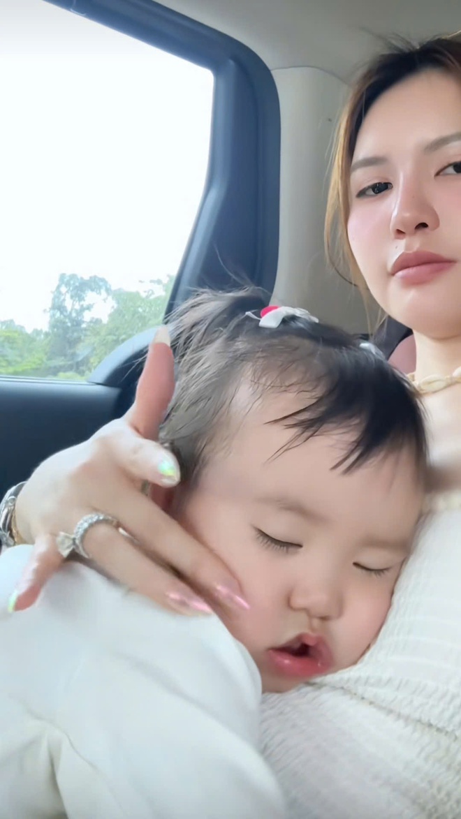 Đưa 2 c&ocirc; c&ocirc;ng ch&uacute;a đi chơi Ph&uacute; Quốc h&agrave;n gắn t&igrave;nh cảm, hot mom Lucie Nguyễn kh&oacute;c r&ograve;ng v&igrave; rời xa v&ograve;ng tay chồng trẻ l&agrave; b&atilde;o tố- Ảnh 3.
