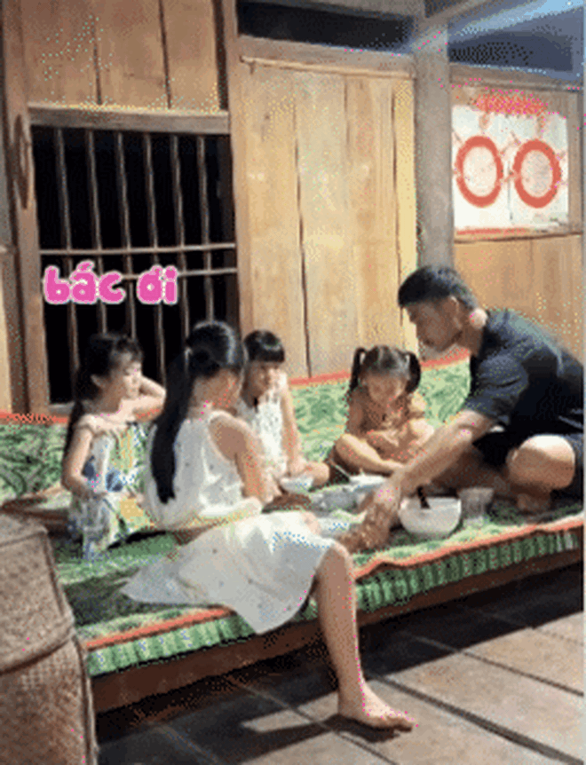 'truc tiep bong da c1 ơi, mình đi đâu thế? 2025' - Tập 11: Diễn viên Duy Hưng quay như chong chóng, chật vật 'cân cả vũ trụ' 4 tiểu công chúa- Ảnh 1.