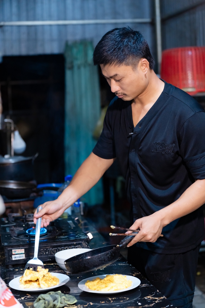 'truc tiep bong da c1 ơi, mình đi đâu thế? 2025' - Tập 11: Diễn viên Duy Hưng quay như chong chóng, chật vật 'cân cả vũ trụ' 4 tiểu công chúa- Ảnh 3.