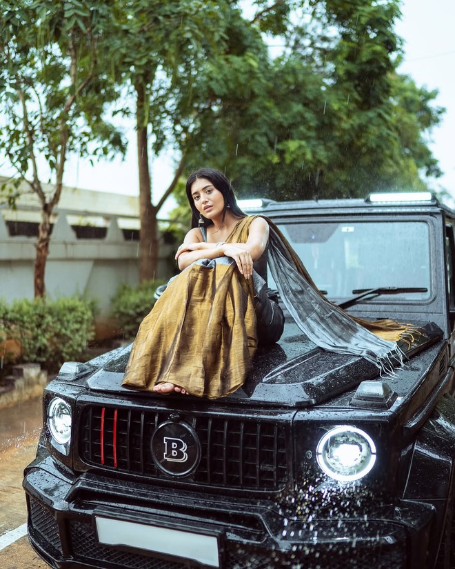 Đứng trên Mercedes G-Class đu trend 'Aura Farming', nữ diễn viên bị CĐM ném đá: 'Khoe của, xúc phạm thương hiệu'- Ảnh 3. Đứng trên Mercedes G-Class đu trend 'Aura Farming', nữ diễn viên bị CĐM ném đá: 'Khoe của, xúc phạm thương hiệu'- Ảnh 3.