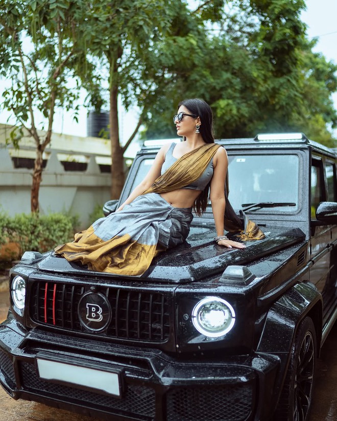 Đứng trên Mercedes G-Class đu trend 'Aura Farming', nữ diễn viên bị CĐM ném đá: 'Khoe của, xúc phạm thương hiệu'- Ảnh 4. Đứng trên Mercedes G-Class đu trend 'Aura Farming', nữ diễn viên bị CĐM ném đá: 'Khoe của, xúc phạm thương hiệu'- Ảnh 4.