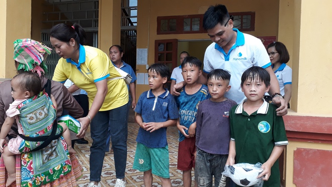 Lên xã vùng cao đặc biệt khó khăn Trạm Tấu, tặng 100 thùng sữa Hanoimilk- Ảnh 7. Lên xã vùng cao đặc biệt khó khăn Trạm Tấu, tặng 100 thùng sữa Hanoimilk- Ảnh 7.