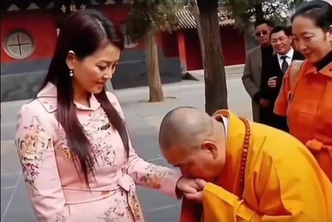 Trụ tr&igrave; Thiếu L&acirc;m Tự bị điều tra: MC gi&agrave;u nhất Cbiz lộ ảnh phản cảm, 1 mỹ nh&acirc;n d&iacute;nh biến bị x&oacute;a sạch phim- Ảnh 2.