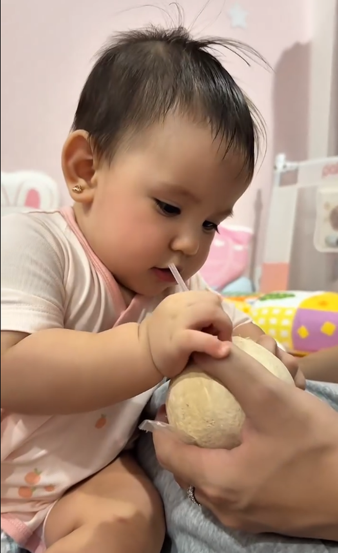 Qu&aacute; trời c&aacute;i nết ăn si&ecirc;u "trộm v&iacute;a" của c&ocirc;ng ch&uacute;a Cốm nh&agrave; Long Chun: Kh&ocirc;ng thấy g&igrave; l&agrave; lăn đ&ugrave;ng ng&atilde; ngửa ra ăn vạ!- Ảnh 3.