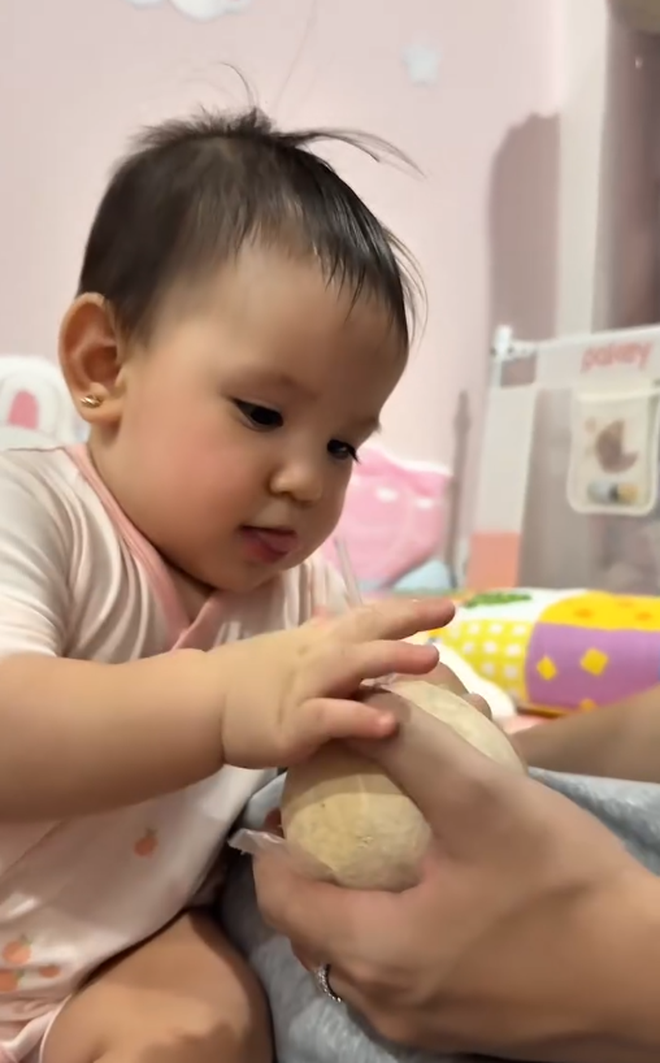 Qu&aacute; trời c&aacute;i nết ăn si&ecirc;u "trộm v&iacute;a" của c&ocirc;ng ch&uacute;a Cốm nh&agrave; Long Chun: Kh&ocirc;ng thấy g&igrave; l&agrave; lăn đ&ugrave;ng ng&atilde; ngửa ra ăn vạ!- Ảnh 2.