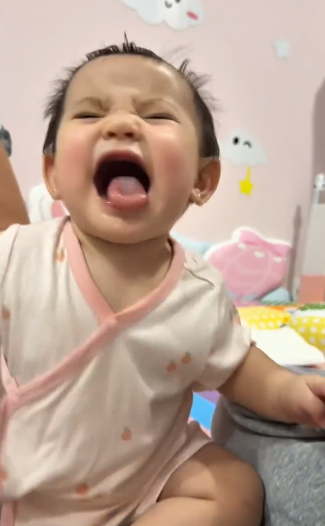 Qu&aacute; trời c&aacute;i nết ăn si&ecirc;u "trộm v&iacute;a" của c&ocirc;ng ch&uacute;a Cốm nh&agrave; Long Chun: Kh&ocirc;ng thấy g&igrave; l&agrave; lăn đ&ugrave;ng ng&atilde; ngửa ra ăn vạ!- Ảnh 4.