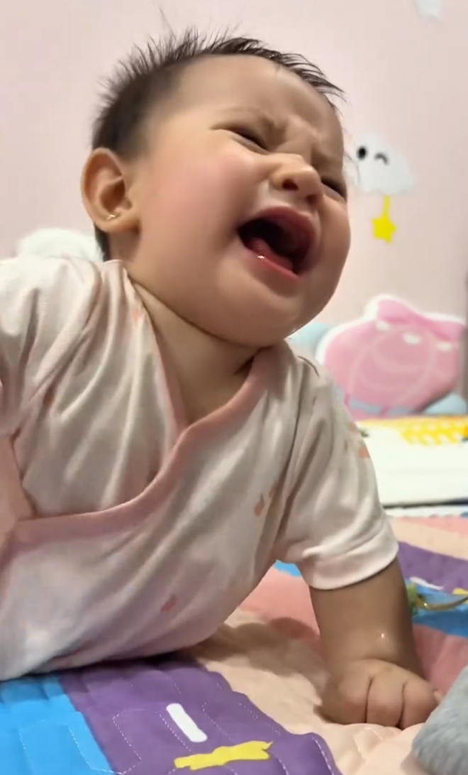 Qu&aacute; trời c&aacute;i nết ăn si&ecirc;u "trộm v&iacute;a" của c&ocirc;ng ch&uacute;a Cốm nh&agrave; Long Chun: Kh&ocirc;ng thấy g&igrave; l&agrave; lăn đ&ugrave;ng ng&atilde; ngửa ra ăn vạ!- Ảnh 5.