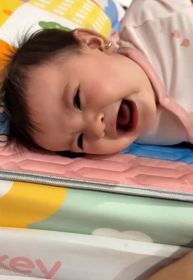 Qu&aacute; trời c&aacute;i nết ăn si&ecirc;u "trộm v&iacute;a" của c&ocirc;ng ch&uacute;a Cốm nh&agrave; Long Chun: Kh&ocirc;ng thấy g&igrave; l&agrave; lăn đ&ugrave;ng ng&atilde; ngửa ra ăn vạ!- Ảnh 7.