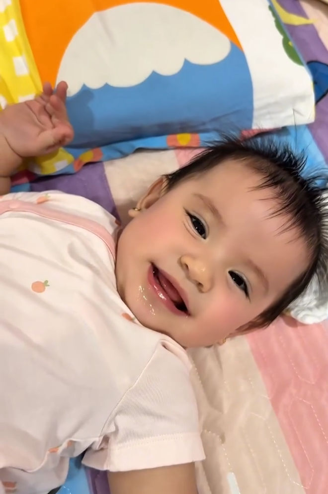 Qu&aacute; trời c&aacute;i nết ăn si&ecirc;u "trộm v&iacute;a" của c&ocirc;ng ch&uacute;a Cốm nh&agrave; Long Chun: Kh&ocirc;ng thấy g&igrave; l&agrave; lăn đ&ugrave;ng ng&atilde; ngửa ra ăn vạ!- Ảnh 6.