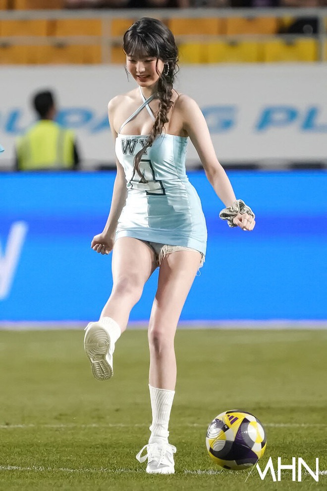 "C&ocirc;ng ch&uacute;a Kpop" Jang Won Young hứng gạch tan n&aacute;t v&igrave; mặc v&aacute;y b&oacute; ngắn cũn cỡn, h&oacute;a ra l&agrave; đồng đội "chỉ điểm"- Ảnh 2.