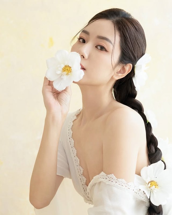 Trụ tr&igrave; Thiếu L&acirc;m Tự bị điều tra: MC gi&agrave;u nhất Cbiz lộ ảnh phản cảm, 1 mỹ nh&acirc;n d&iacute;nh biến bị x&oacute;a sạch phim- Ảnh 8.