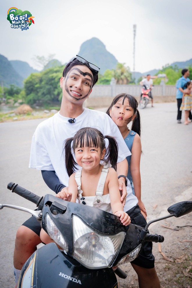 "Bố ơi mình đi đâu thế? 2025" - Tập 8: Cười 'xỉu' với loạt trò chơi dân gian, các bố hóa trẻ con, các con hóa người lớn- Ảnh 8. "Bố ơi mình đi đâu thế? 2025" - Tập 8: Cười 'xỉu' với loạt trò chơi dân gian, các bố hóa trẻ con, các con hóa người lớn- Ảnh 8.