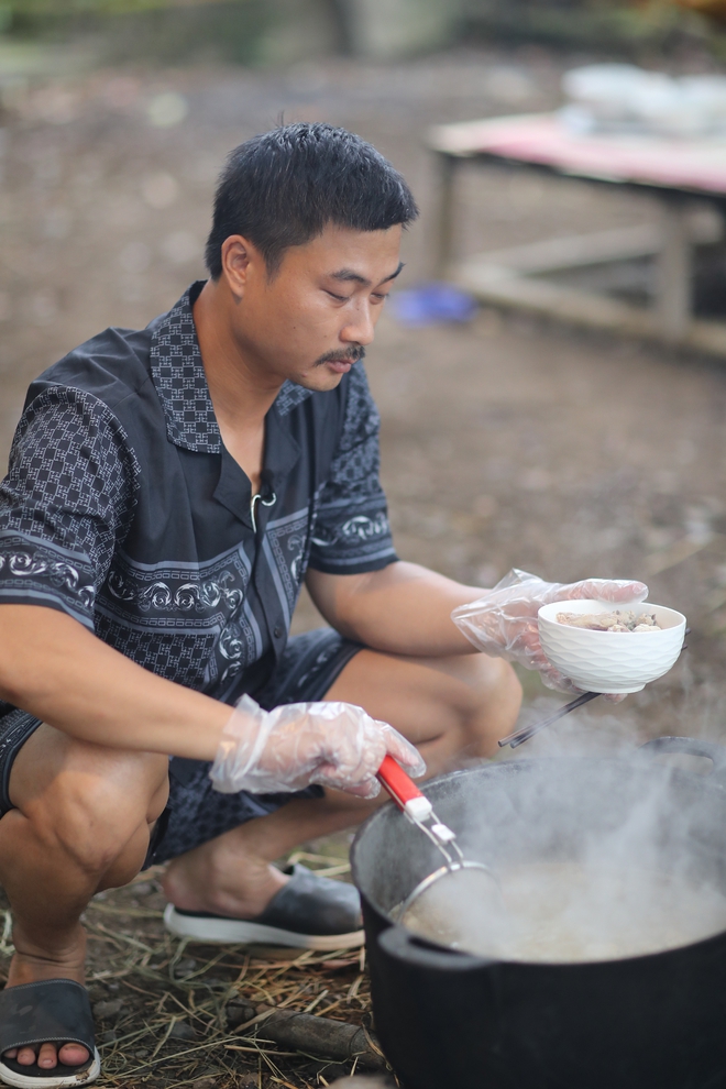 "Giang hồ màn ảnh" cùng con trai vào bếp: Giao diện có hơi cục súc nhưng hệ điều hành lại vừa đảm vừa rất tình cảm- Ảnh 3. "Giang hồ màn ảnh" cùng con trai vào bếp: Giao diện có hơi cục súc nhưng hệ điều hành lại vừa đảm vừa rất tình cảm- Ảnh 3.