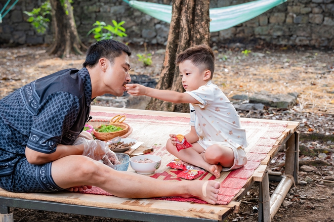 "Giang hồ màn ảnh" cùng con trai vào bếp: Giao diện có hơi cục súc nhưng hệ điều hành lại vừa đảm vừa rất tình cảm- Ảnh 8. "Giang hồ màn ảnh" cùng con trai vào bếp: Giao diện có hơi cục súc nhưng hệ điều hành lại vừa đảm vừa rất tình cảm- Ảnh 8.